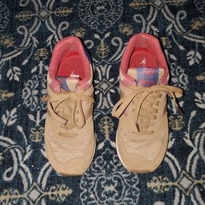 New balance tennis shoes